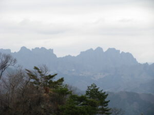 群馬県の四ツ又山山頂から見た妙義山