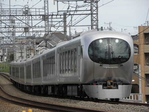 西武鉄道新型特急車両ラビュー外観