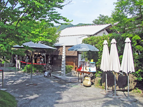 阿左美冷蔵　金崎本店の本館と中庭